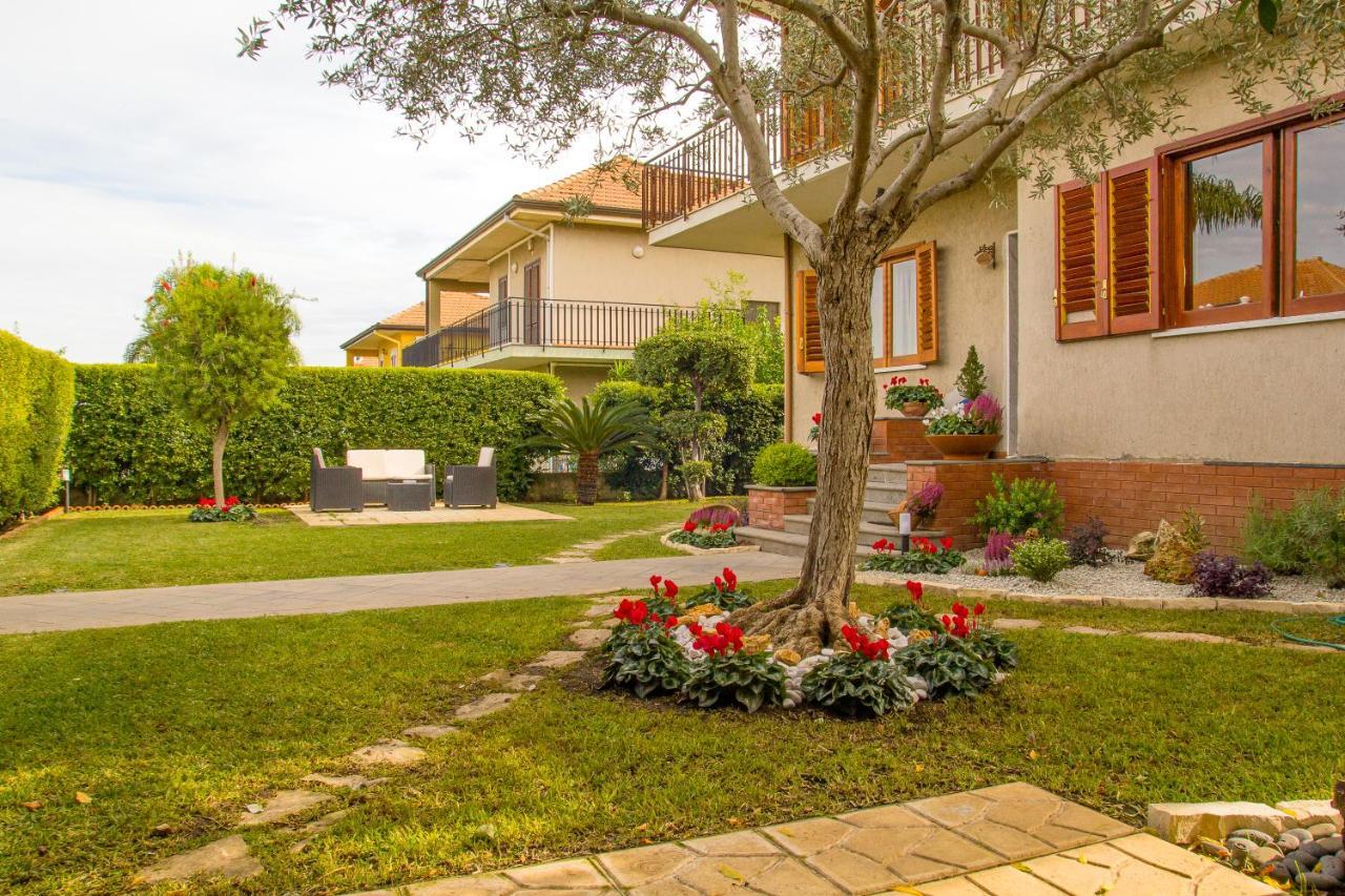 Lilla - Home And Garden Riposto Bagian luar foto